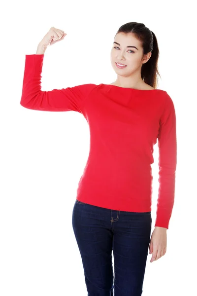 Młoda kobieta pokazuje swoje bicepsy. — Zdjęcie stockowe