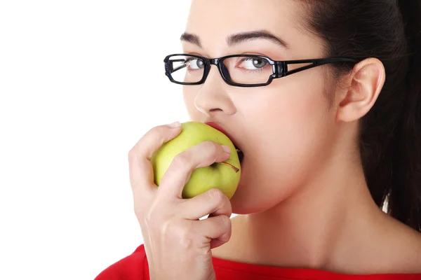 Aantrekkelijke jonge vrouw eten van groene appel. — Stockfoto