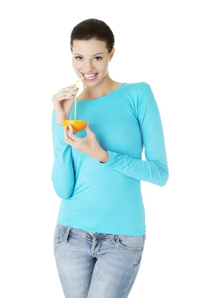 Young woman drinking orange juice — Stock Photo, Image