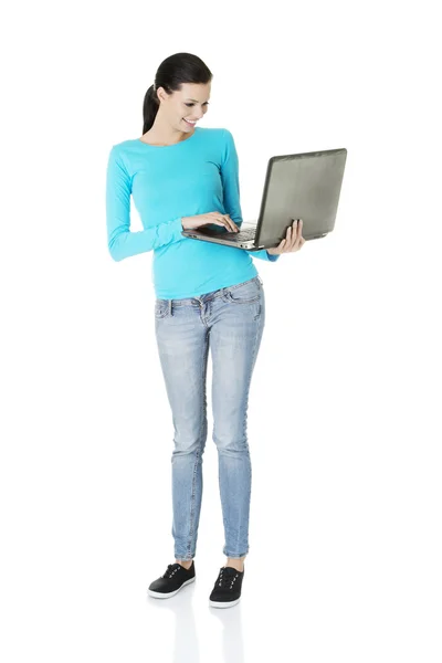 Mujer joven feliz usando su computadora portátil —  Fotos de Stock