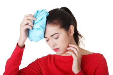 baş ağrısı ve Migren için buz torbası olan kadın