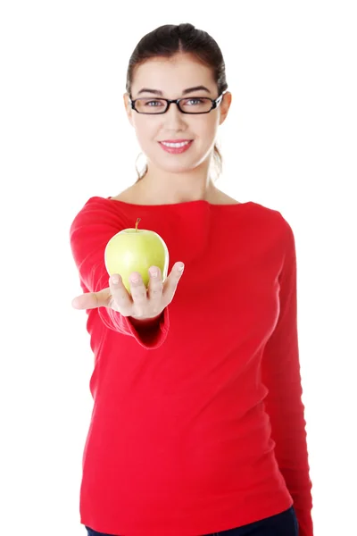 Mujer joven con manzana fresca verde — Foto de Stock