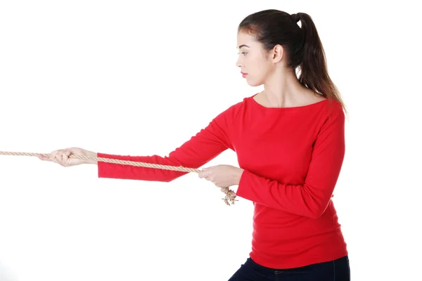 Adulto mulher puxando uma corda — Fotografia de Stock