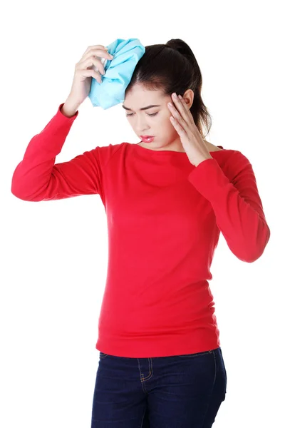 Woman with ice bag for headaches and migraines — Stock Photo, Image