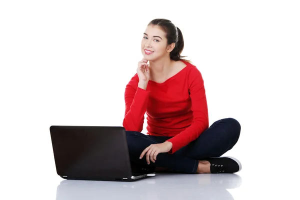 Щаслива молода жінка використовує свій ноутбук — стокове фото
