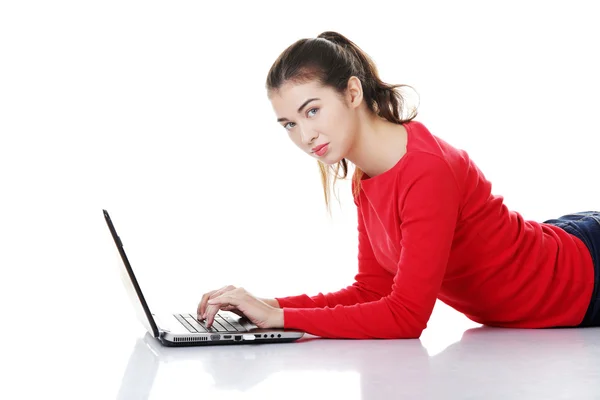 Gelukkig jong vrouw met behulp van haar laptop. — Stockfoto