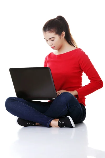 Glad ung kvinna använder sin bärbara dator — Stockfoto