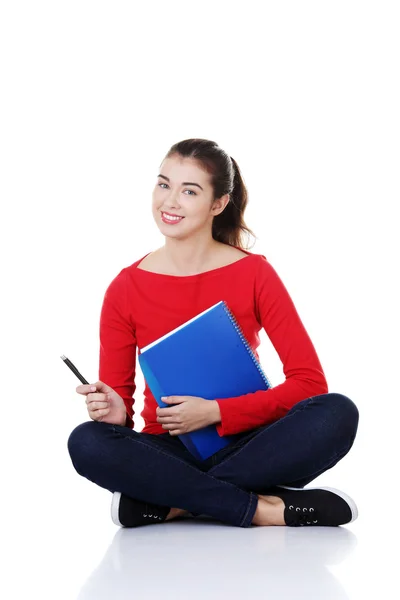 Studiare riflessivo giovane donna lettura notebook . — Foto Stock