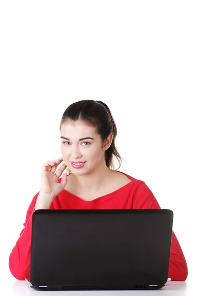 Mujer joven feliz usando su computadora portátil. — Foto de Stock