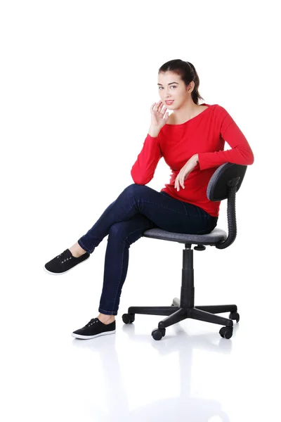 Mladá šťastná žena sedící na kolečkovém křesle — Stock fotografie