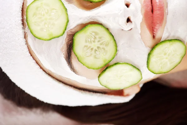 Mujer con rodajas de pepino en la cara — Foto de Stock