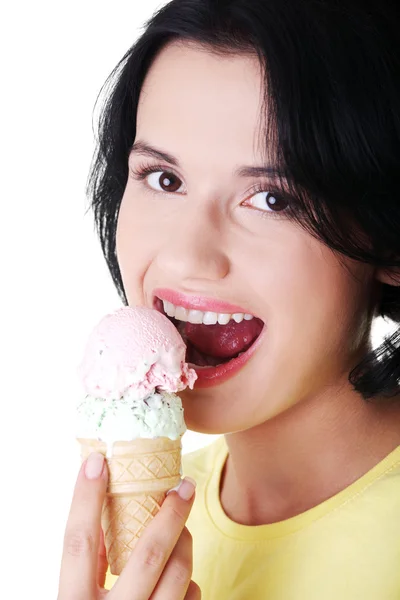 Женщины едят мороженое — стоковое фото