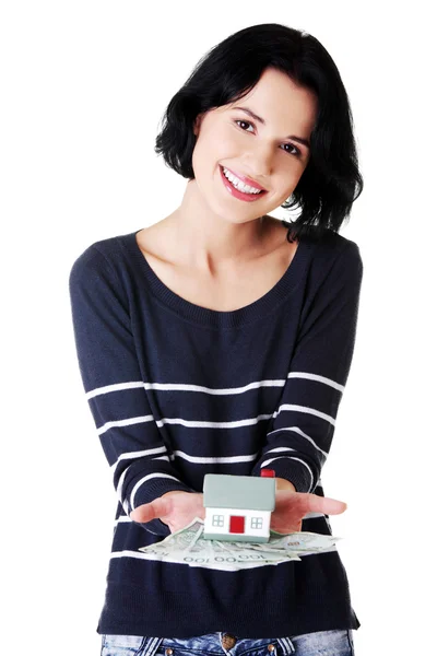 Žena drží polský zlotý účty a model domu — Stock fotografie