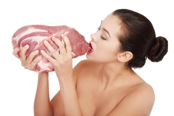 Mladá krásná žena jíst syrové maso. — Stock fotografie