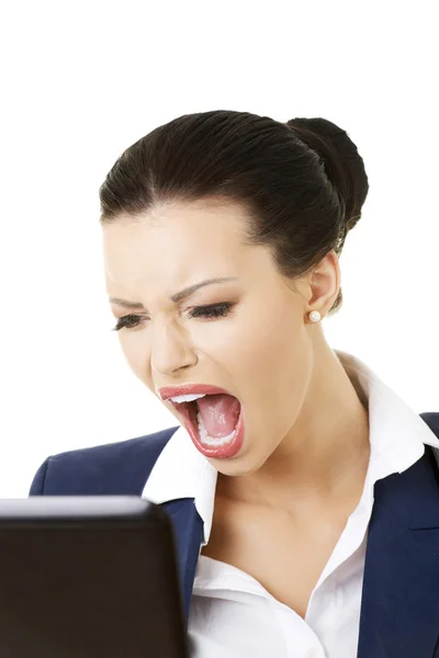 愤怒的商人喊她的便携式计算机 — 图库照片