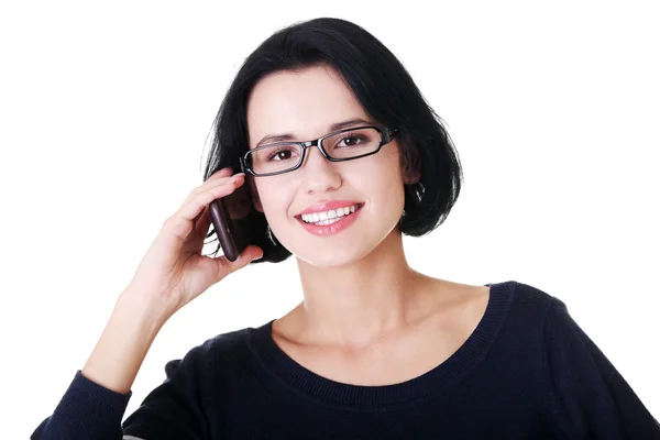 Joven mujer feliz está llamando — Foto de Stock