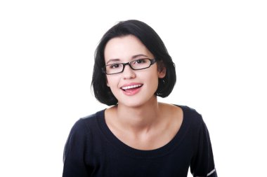 Gündelik giysiler içinde genç güzel bir kadın.