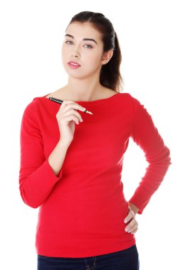 kalem ile mutlu gülümseyen öğrenci kız