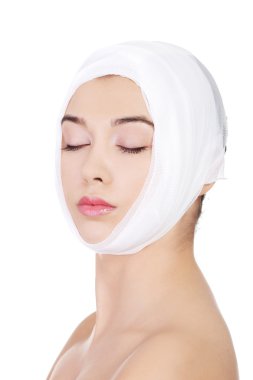 güzel genç kadın yüzü bandaj ile portresi