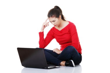 oturma ve dizüstü bilgisayarınızda çalışan kadın