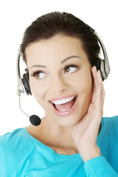 Bonito jovem assistente de call center sorrindo — Fotografia de Stock