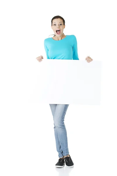 Retrato jovem mulher feliz com placa em branco — Fotografia de Stock