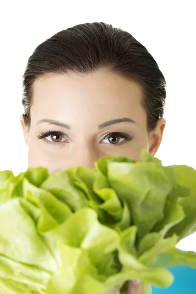 Aantrekkelijke vrouw met salat — Stockfoto