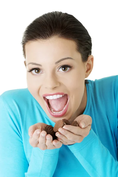 Γυναίκα με χέρι γεμάτο σοκολάτες — Φωτογραφία Αρχείου