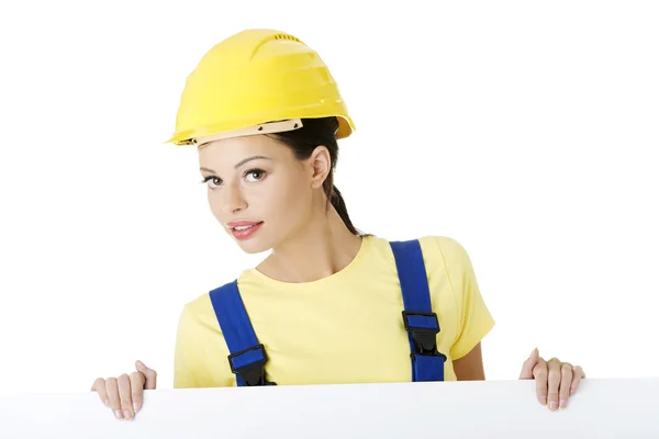 Trabalhadora da construção feminina com placa em branco — Fotografia de Stock