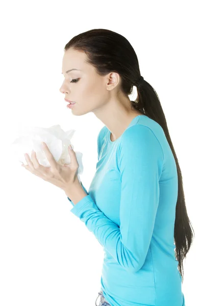Mujer joven con tejido - estornudos —  Fotos de Stock