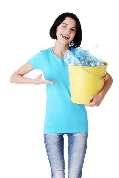 Krásná mladá žena držící recyklace bin — Stock fotografie