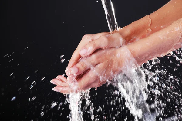 Apa care cade pe mâinile femeilor — Fotografie, imagine de stoc