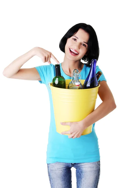 Hermosa joven sosteniendo la papelera de reciclaje — Foto de Stock