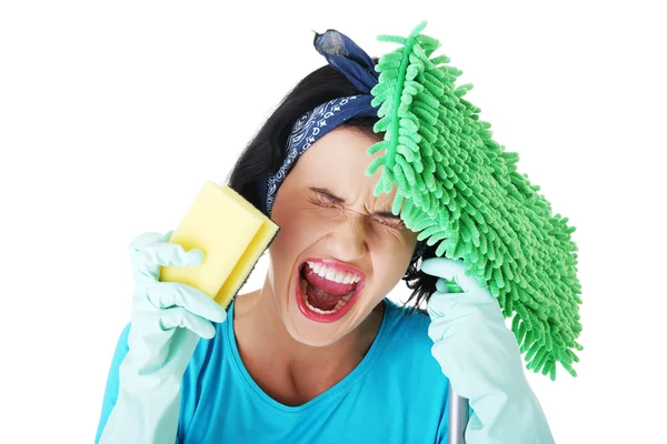 Cansada e exausta mulher de limpeza gritando — Fotografia de Stock