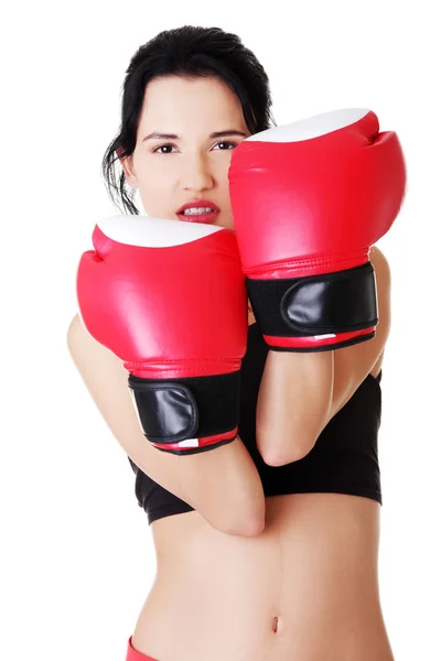 Boxe mulher fitness vestindo luvas vermelhas . — Fotografia de Stock