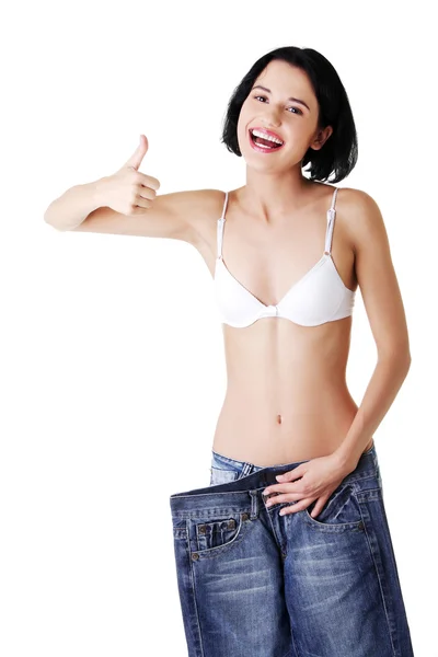 Młoda kobieta szczęśliwa z duże spodnie — Zdjęcie stockowe