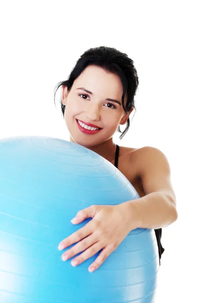 Belle jeune femme avec pilates ballon d'exercice . — Photo