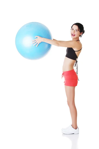 Belle jeune femme avec pilates ballon d'exercice . — Photo