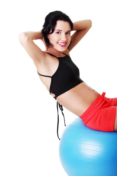 Schöne junge Frau mit Pilates-Ball. — Stockfoto