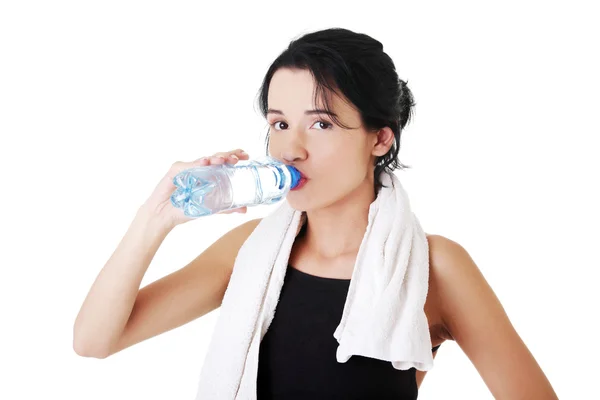 Jovem mulher apto beber água mineral — Fotografia de Stock