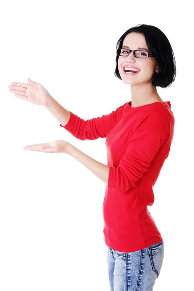 Mujer presentando espacio de copia en su palma — Foto de Stock