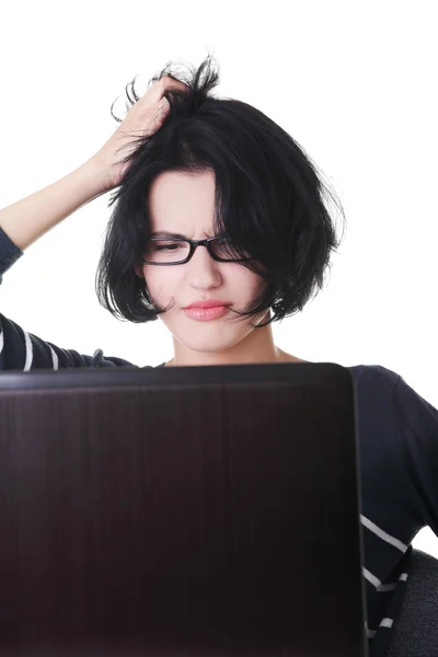 Απογοητευμένοι γυναίκα που εργάζεται σε φορητό υπολογιστή — Φωτογραφία Αρχείου
