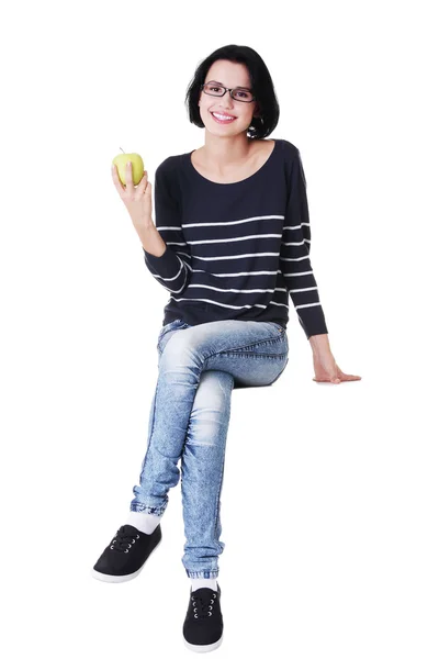 Mujer joven con manzana fresca verde — Foto de Stock