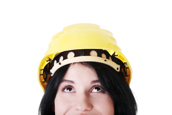 Портрет жінки-працівниці в шоломі, що дивиться вгору . — стокове фото