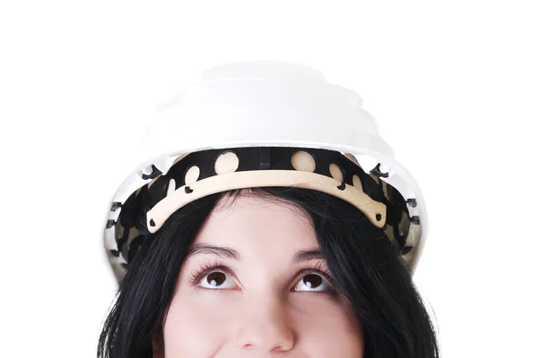 Porträt einer Arbeiterin mit Helm, die nach oben schaut. — Stockfoto