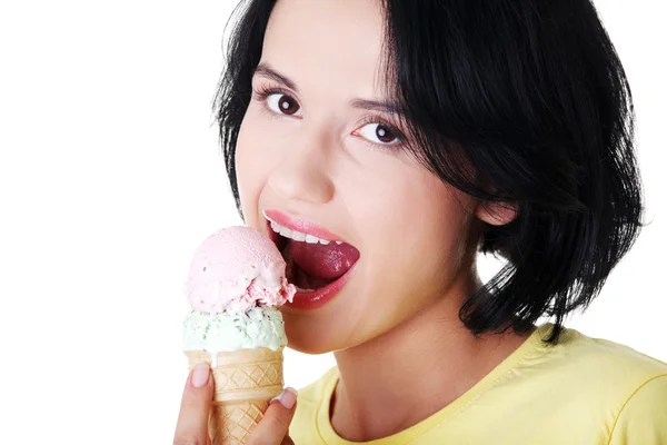 Jovem mulher comer sorvete — Fotografia de Stock