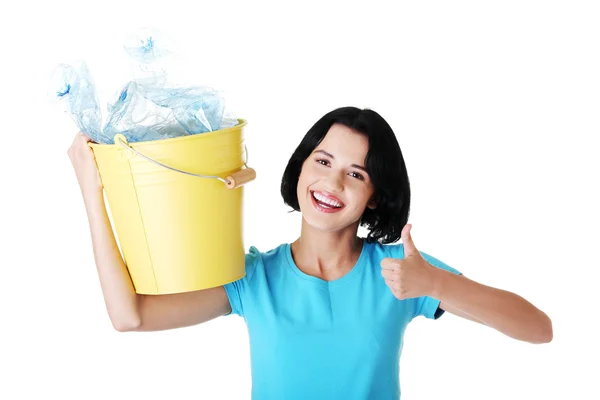 Žena, která nosí kontejner s prázdnou recyklovatelný plast. — Stock fotografie