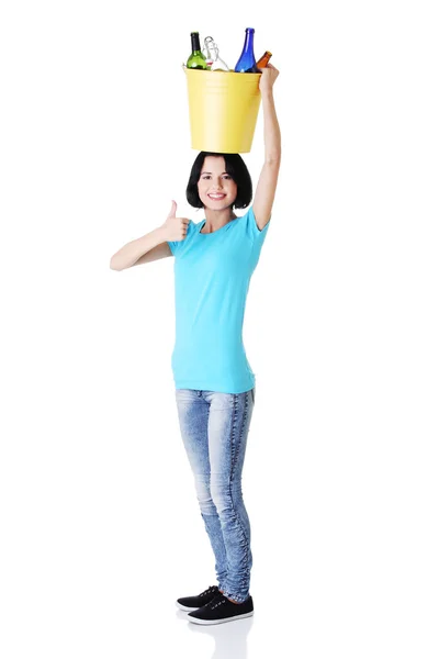 Woman carrying a bin with recyclable glass bottles. — Stock Photo, Image