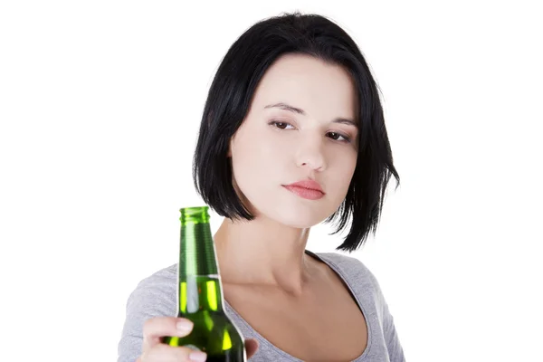 Menina adolescente tomando cerveja — Fotografia de Stock