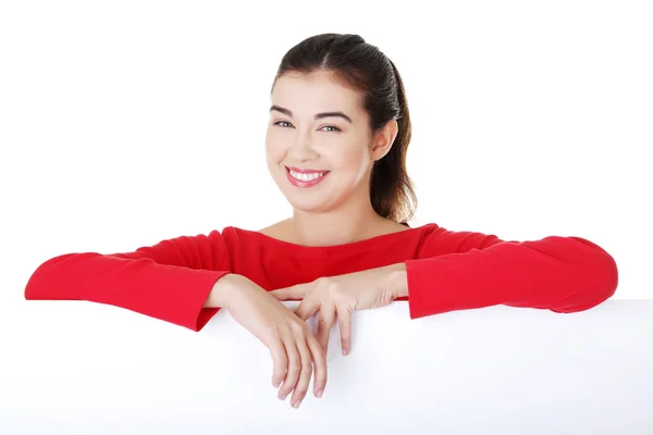 Retrato jovem mulher feliz com placa em branco — Fotografia de Stock